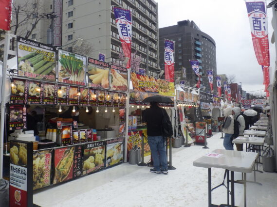 4月25日に始まった狸二条酒まつりの店舗の様子