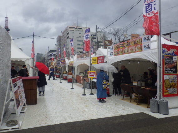 4月25日に始まった狸二条酒まつりの店舗の様子