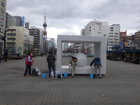 生誕の清掃をする彫刻清掃ボランティア