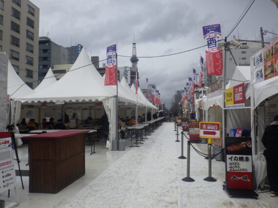 4月25日に始まった狸二条酒まつりの客席の様子