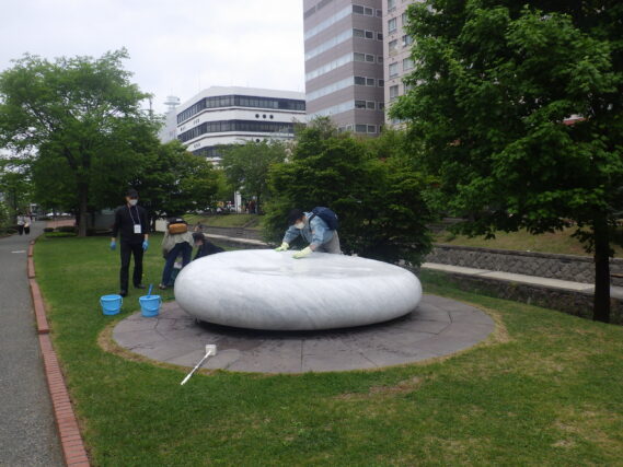 西側の天秘の清掃をする彫刻清掃ボランティア