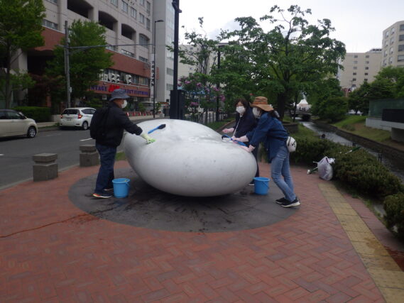 東側の天秘の清掃をする彫刻清掃ボランティア