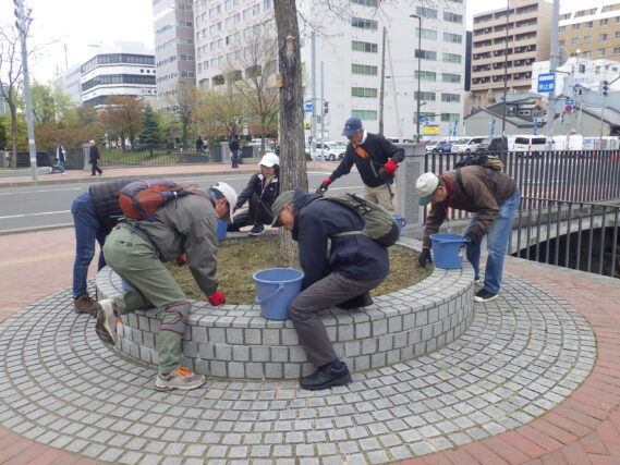 円形ますの除草をするお助け隊