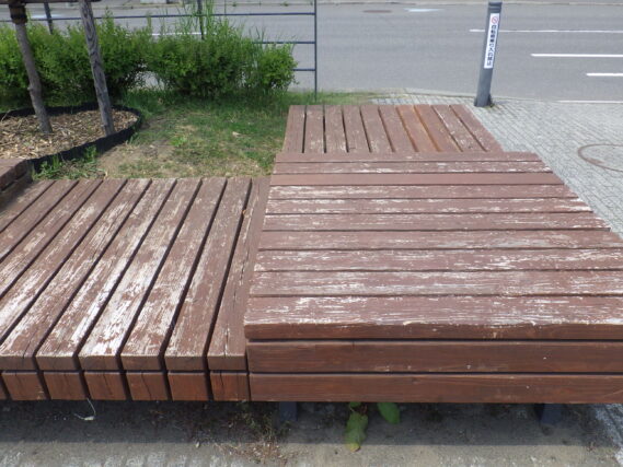 塗装される前の縁台