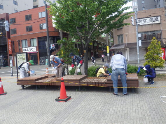 「公園ボランティア花植えとベンチ塗装」の画像