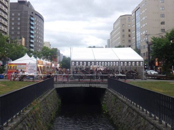 狸二条夏まつり会場を北から見た様子