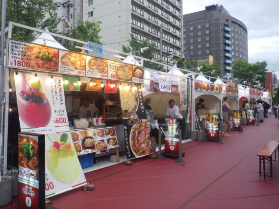 狸二条夏まつりのグルメ屋台の様子