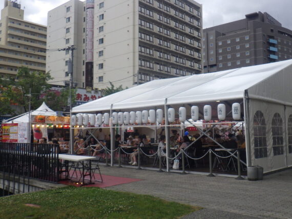 狸二条夏まつり会場を北から見た様子