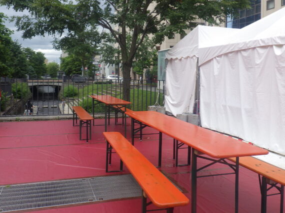 狸二条夏まつりの南側の客席の様子