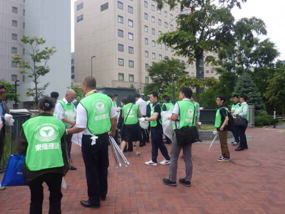 公園のゴミ拾い活動をする企業ボランティア