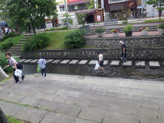 公園内を流れる創成川のゴミ拾い活動をする市民団体ボランティア