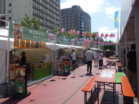 沖縄フェスの飲食店の店舗の様子