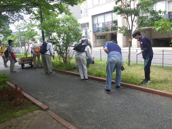 「今週の公園ボランティアはお助け隊に高校生参加」の画像