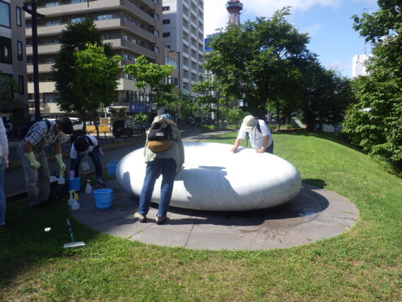 安田侃の彫刻天秘の清掃をする彫刻清掃ボランティア