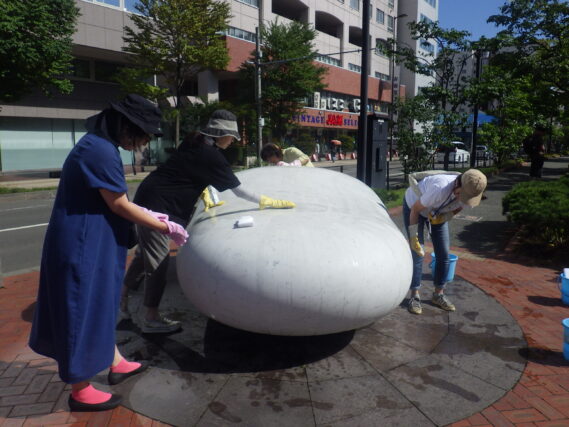 安田侃の彫刻天秘の清掃をする彫刻清掃ボランティア