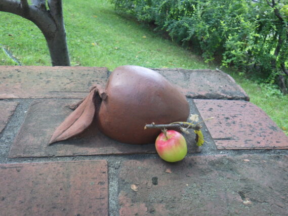 彫刻と本物のリンゴ