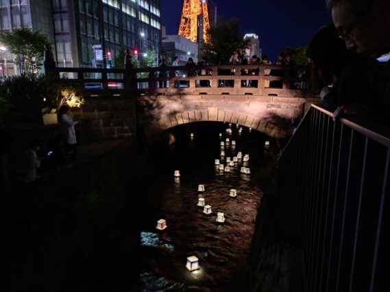 創成川の灯篭を流している様子