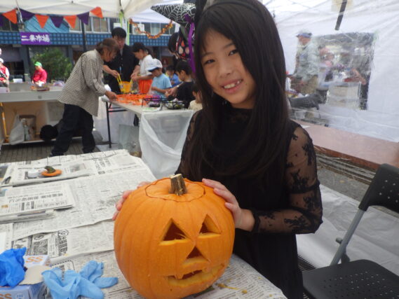 ほんものかぼちゃのジャック・オー・ランタンを作った子供