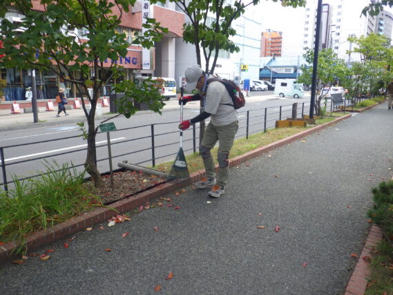 落ち葉清掃をするお助け隊