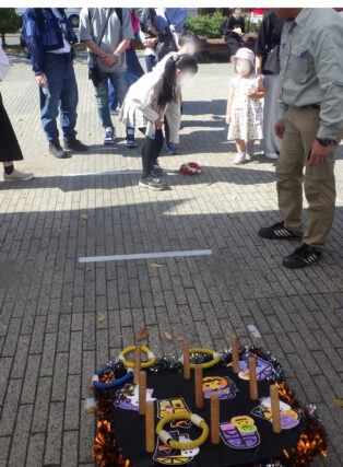 縁日あそびでわなげをする子供たち