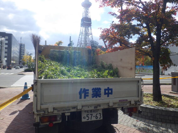 刈り取ったハギをトラックで運ぶため積み込んでいる様子