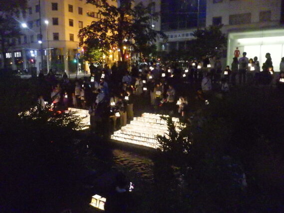 創成川の灯篭を流そうとっしているしている様子