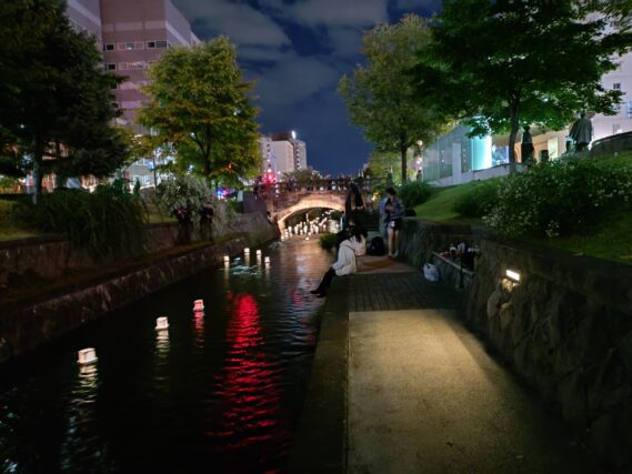 創成川の灯篭を流している様子