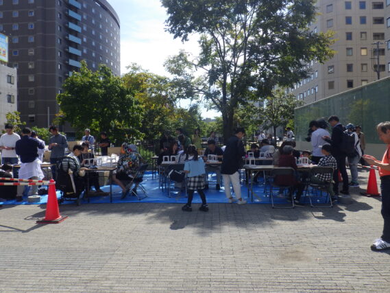 夢灯り2025狸二条広場会場で灯篭を作成している様子