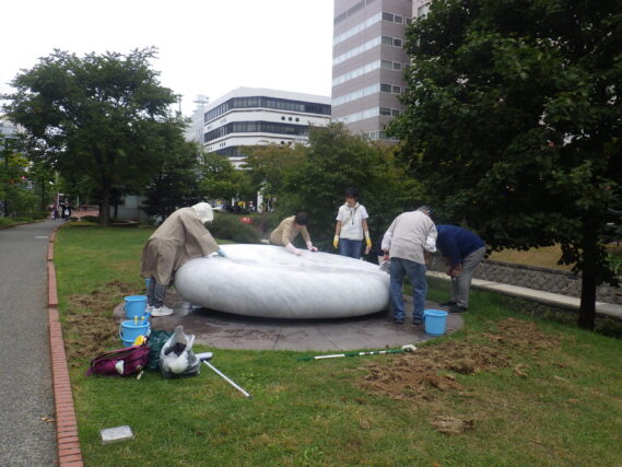 天秘の清掃をする彫刻清掃ボランティア