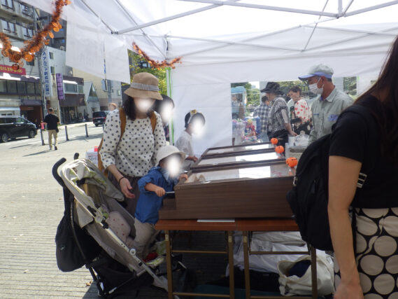 縁日あそびでスマートボールをする子供たち