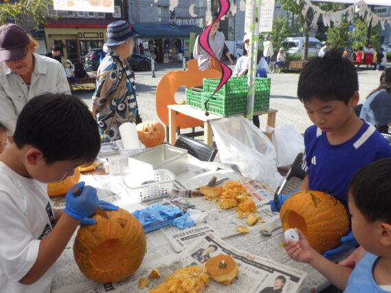 ほんものかぼちゃのジャック・オー・ランタンを作る子供