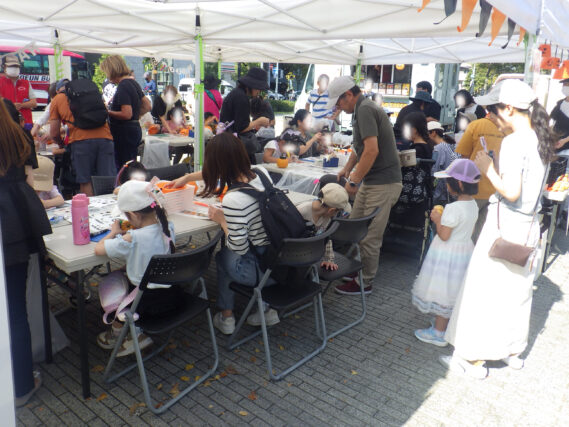 かぼちゃのランタンなどの作り物をする参加者たち