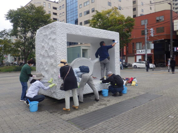 生誕の清掃をする彫刻清掃ボランティア