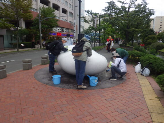 天秘の清掃をする彫刻清掃ボランティア