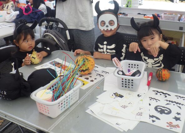 仮装して作り物をする子供たち