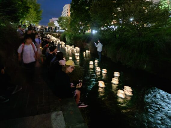 創成川の灯篭を流している様子