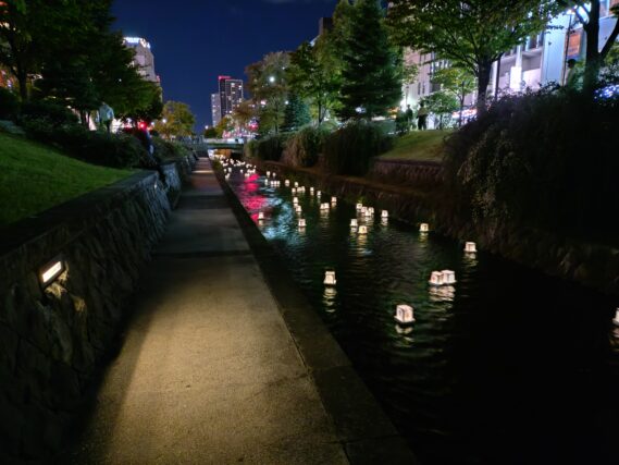 創成川の灯篭を流している様子