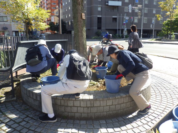円形ますの除草をするお助け隊