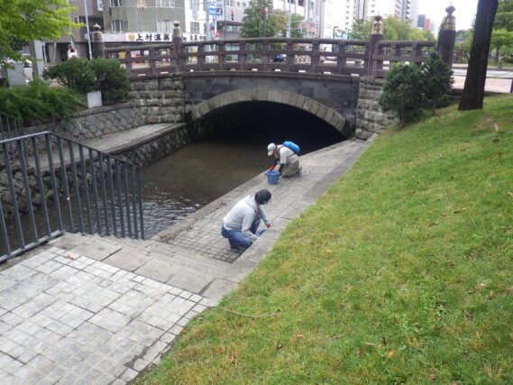 園路の除草をするお助け隊
