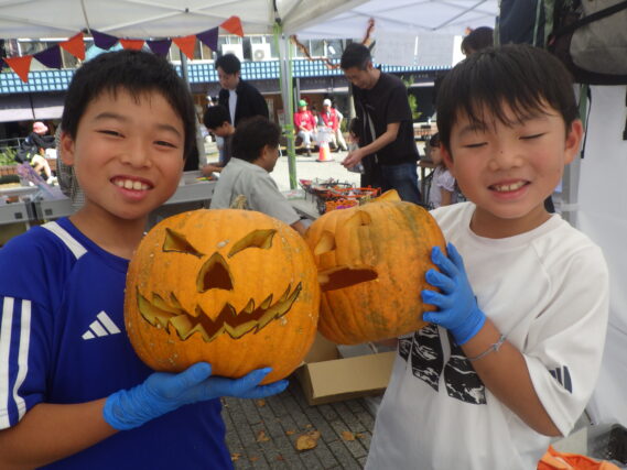 ほんものかぼちゃのジャック・オー・ランタンを作った子供