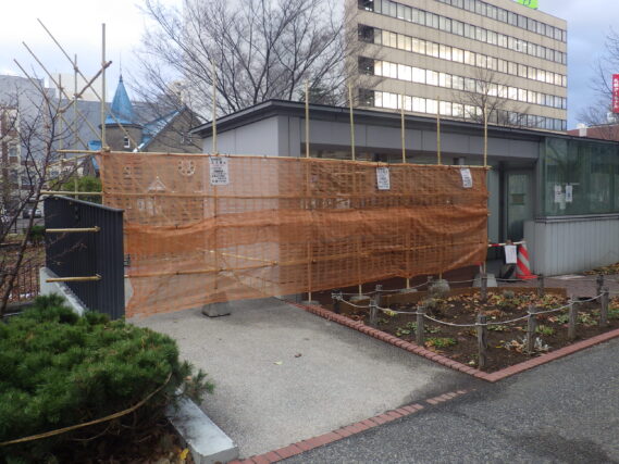 北2条のデッキ部分の冬期立ち入り禁止措置の様子