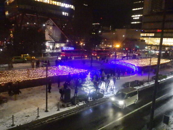 まんなか広場のイルミネーションを向かいの歩道橋から見た様子
