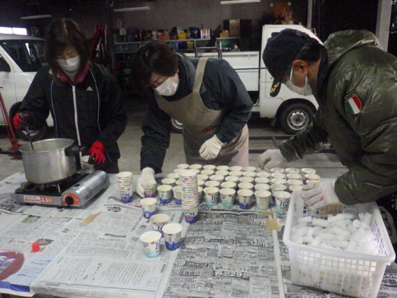 ロウソクづくりをするお助け隊