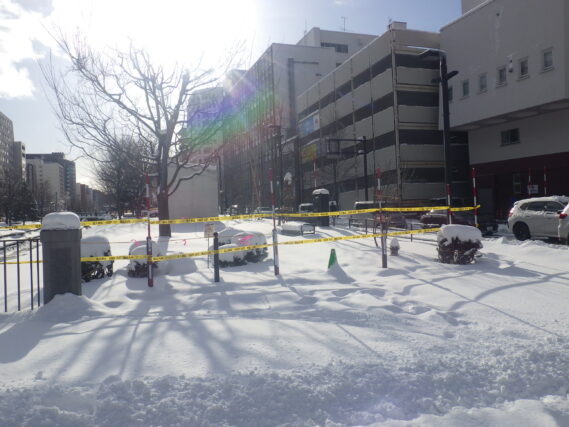 「積雪時の安全確保のため片側園路閉鎖」の画像