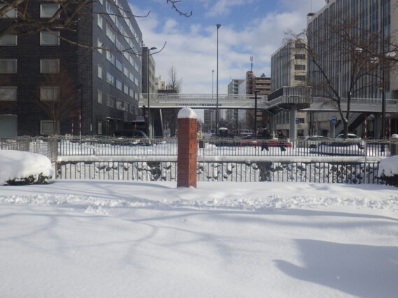 まんなか広場の「たけくらべ」の積雪状況
