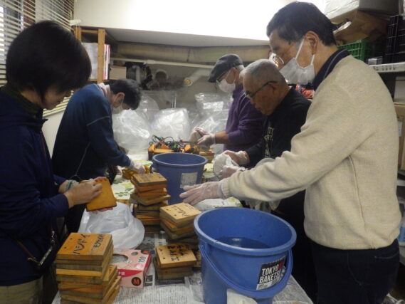 樹名板の整理をする植物ボランティア