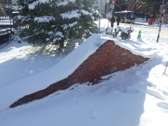 北1条ブロックにある彫刻「2つのモイワ」の画像