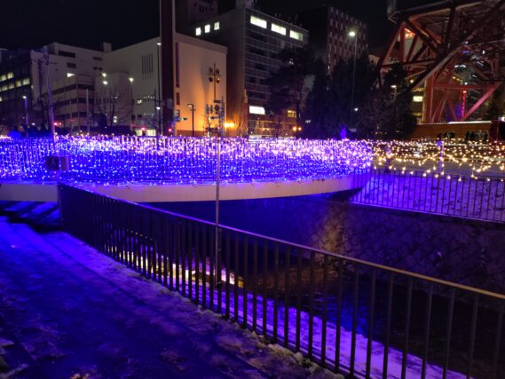 スノーリングに付けられたイルミネーションの様子