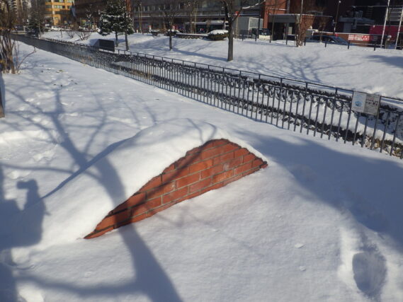 北1条ブロックにある彫刻「2つのモイワ」の画像