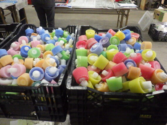 お助け隊が作っているロウソクの画像